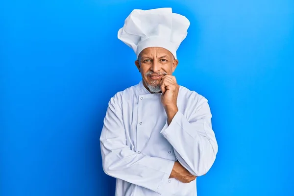 Hombre Pelo Gris Mediana Edad Con Uniforme Cocinero Profesional Sombrero —  Fotos de Stock