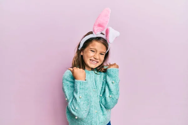 Pequena Menina Bonita Vestindo Orelhas Bonito Coelho Páscoa Muito Feliz — Fotografia de Stock