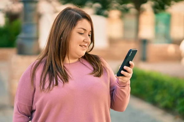 Joven Mujer Tamaño Grande Sonriendo Feliz Usando Teléfono Inteligente Ciudad —  Fotos de Stock