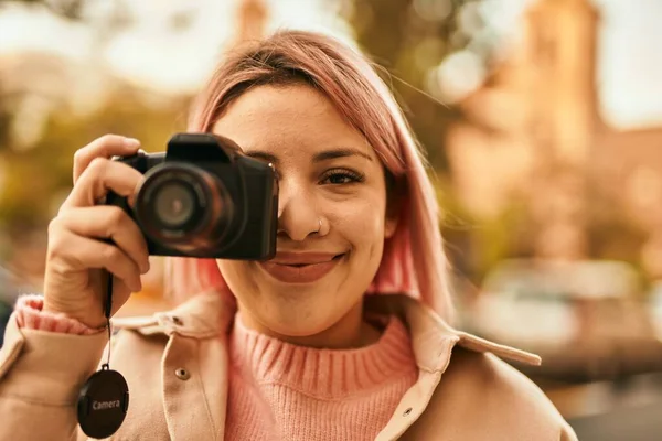 若いですヒスパニック系の女の子笑顔幸せな使用して反射カメラで街 — ストック写真