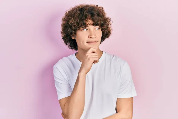 Hombre Joven Guapo Con Camiseta Blanca Casual Con Mano Barbilla —  Fotos de Stock