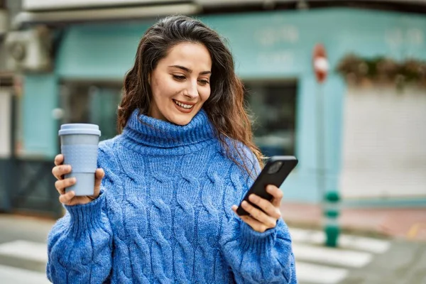 Νεαρή Ισπανίδα Γυναίκα Που Χρησιμοποιεί Smartphone Πίνοντας Καφέ Στην Πόλη — Φωτογραφία Αρχείου