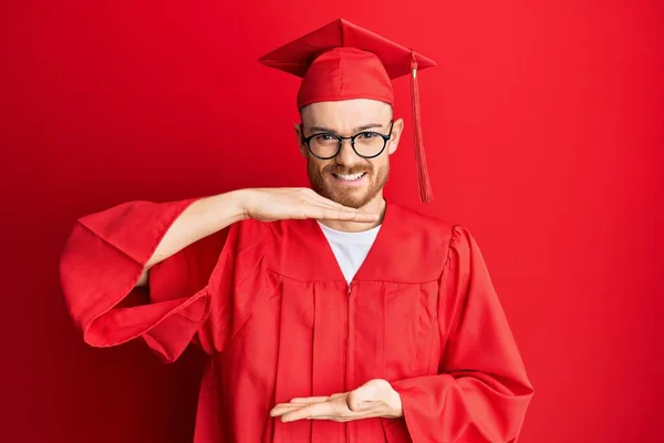 Homem Ruivo Jovem Vestindo Chapéu Formatura Vermelho Roupão Cerimônia Gesticulando — Fotografia de Stock
