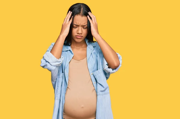 Mooie Latijns Amerikaanse Vrouw Verwacht Een Baby Met Een Zwangere — Stockfoto