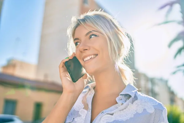 Jong Blond Vrouw Glimlachen Gelukkig Praten Smartphone Stad — Stockfoto