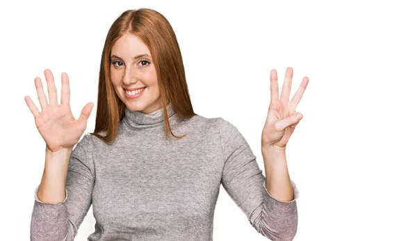 Jonge Ierse Vrouw Draagt Casual Kleding Tonen Wijzen Met Vingers — Stockfoto