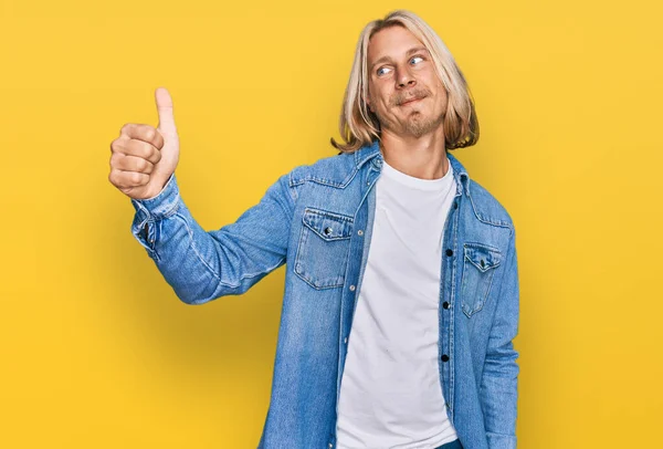 Homme Caucasien Aux Cheveux Longs Blonds Portant Une Veste Denim — Photo