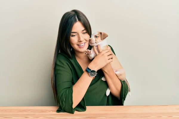 Menina Hispânica Jovem Sorrindo Feliz Abraçando Cão Sentado Mesa Sobre — Fotografia de Stock