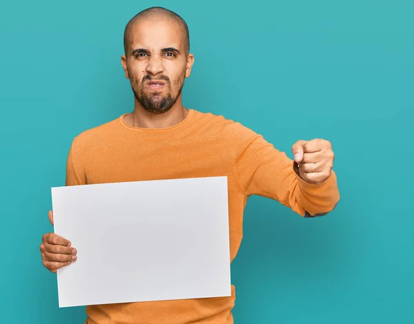 Hombre Adulto Hispano Sosteniendo Pancarta Vacía Blanco Molesto Frustrado Gritando —  Fotos de Stock