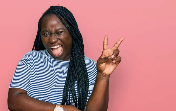 Jeune Femme Noire Avec Des Tresses Portant Des Vêtements Décontractés — Photo