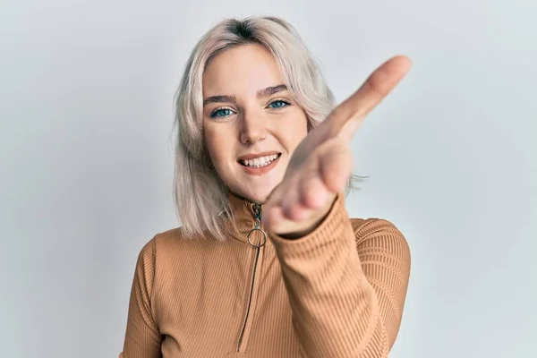 Jong Blond Meisje Dragen Casual Kleding Glimlachend Vriendelijk Aanbieden Van — Stockfoto