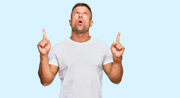 Handsome Muscle Man Wearing Casual White Tshirt Amazed Surprised Looking — Stock Photo, Image