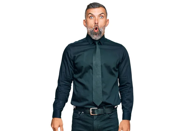 Mężczyzna Średnim Wieku Przystojny Ubraniu Biznesowym Przerażony Zdumiony Otwartymi Ustami — Zdjęcie stockowe