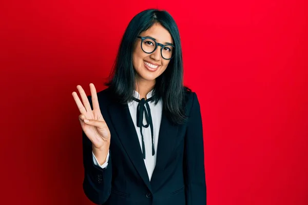 Mooie Aziatische Jonge Vrouw Dragen Business Suit Tonen Wijzen Met — Stockfoto