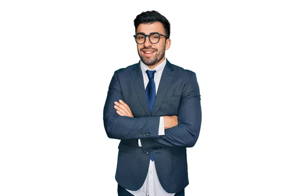 Hispanic Man Med Skägg Bär Kostym Och Slips Glad Ansikte — Stockfoto
