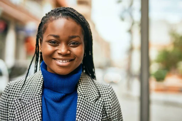 Giovane Donna Affari Afroamericana Sorridente Felice Piedi Alla Città — Foto Stock