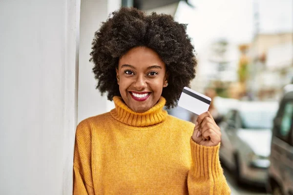 Νεαρή Αφροαμερικάνα Χαμογελά Ευτυχισμένη Κρατώντας Πιστωτική Κάρτα Στην Πόλη — Φωτογραφία Αρχείου