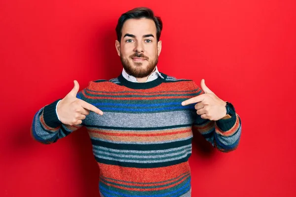 Bonito Homem Caucasiano Com Barba Vestindo Elegante Camisola Inverno Olhando — Fotografia de Stock