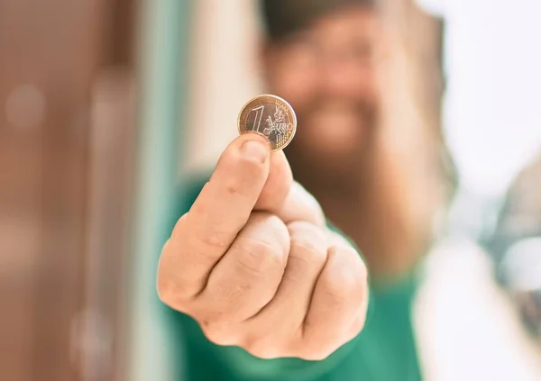 Joven Irlandés Con Barba Pelirroja Sonriendo Feliz Caminando Por Ciudad — Foto de Stock