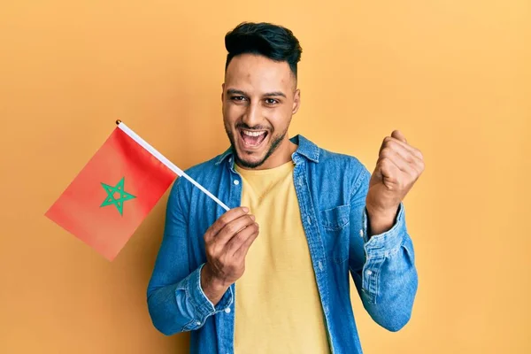Mladý Arabský Muž Drží Morocco Vlajku Křičí Hrdě Slaví Vítězství — Stock fotografie