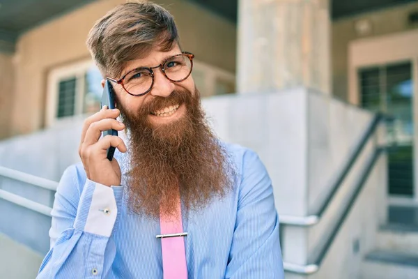 Jonge Roodharige Zakenman Lachend Gelukkig Pratend Smartphone Die Stad Staat — Stockfoto