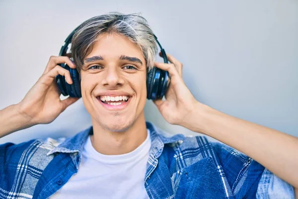 Fiatal Spanyol Férfi Mosolyog Boldog Használ Fejhallgató Városban — Stock Fotó