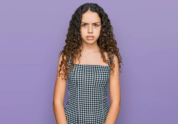 Teenager Hispánská Dívka Sobě Ležérní Oblečení Skeptický Nervózní Zamračený Rozrušený — Stock fotografie