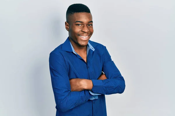 Junger Afrikanisch Amerikanischer Mann Mit Verschränkten Armen Lächelnd Und Laut — Stockfoto