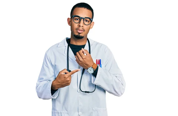 Joven Hombre Afroamericano Vistiendo Uniforme Médico Estetoscopio Con Prisa Apuntando — Foto de Stock