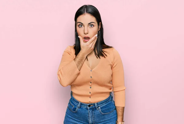 Young Hispanic Woman Wearing Casual Clothes Looking Fascinated Disbelief Surprise — Stock Photo, Image
