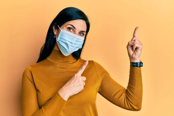 Mulher Branca Jovem Usando Máscara Médica Sorrindo Olhando Para Câmera — Fotografia de Stock