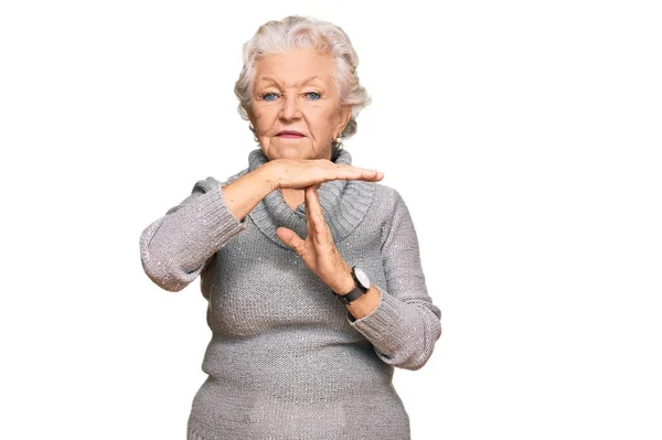 Senior Gråhårig Kvinna Bär Casual Vinter Tröja Gör Time Out — Stockfoto