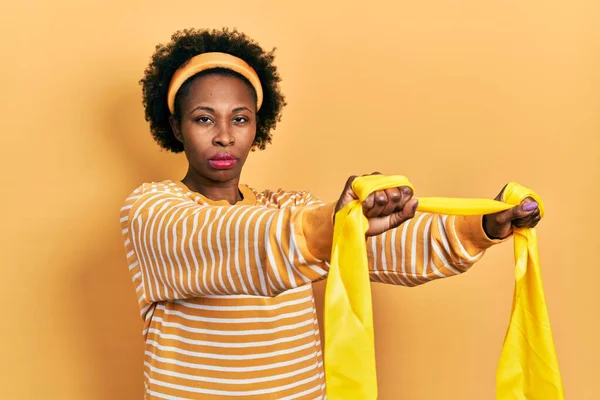 Ung Afrikansk Amerikansk Kvinna Bär Sportkläder Och Armband Skeptisk Och — Stockfoto