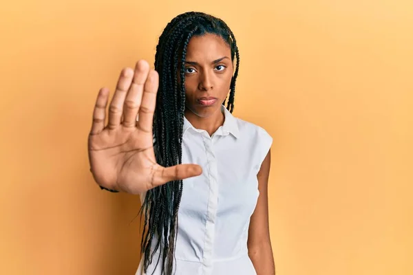 Mulher Afro Americana Vestindo Roupas Casuais Fazendo Parar Cantar Com — Fotografia de Stock