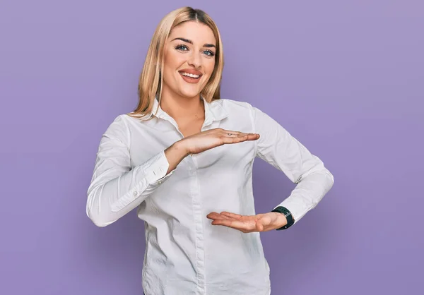 Mujer Joven Caucásica Con Ropa Casual Haciendo Gestos Con Las — Foto de Stock