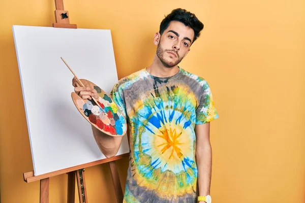 Genç Spanyol Asıllı Bir Adam Paletle Resim Çiziyor Resim Sehpası — Stok fotoğraf