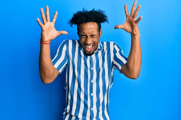 Jovem Afro Americano Com Barba Vestindo Camisa Listrada Casual Comemorando — Fotografia de Stock