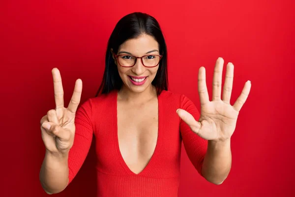 안경을 여성은 자신감 행복하게 웃으면서 손가락으로 번째를 있습니다 — 스톡 사진