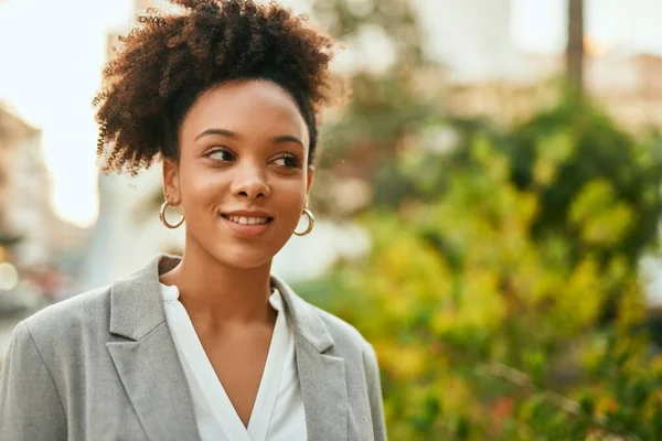 Jonge Afro Amerikaanse Zakenvrouw Glimlachend Gelukkig Staande Het Park — Stockfoto