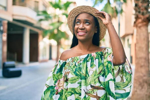 Jong Afrikaans Amerikaans Toeristisch Vrouw Vakantie Glimlachend Gelukkig Wandelen Naar — Stockfoto