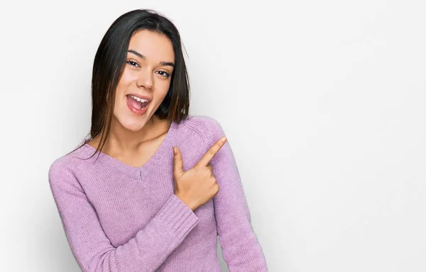 Menina Hispânica Jovem Vestindo Roupas Casuais Alegre Com Sorriso Rosto — Fotografia de Stock