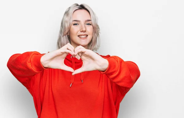 Ung Blondine Pige Iført Afslappet Tøj Smilende Kærlighed Gør Hjerte - Stock-foto