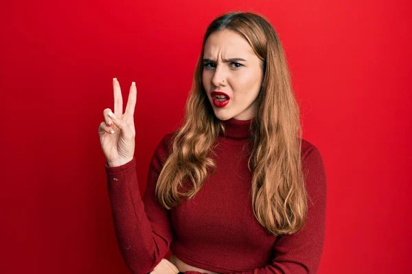 Mujer Rubia Joven Con Jersey Cuello Alto Sonriendo Con Cara — Foto de Stock