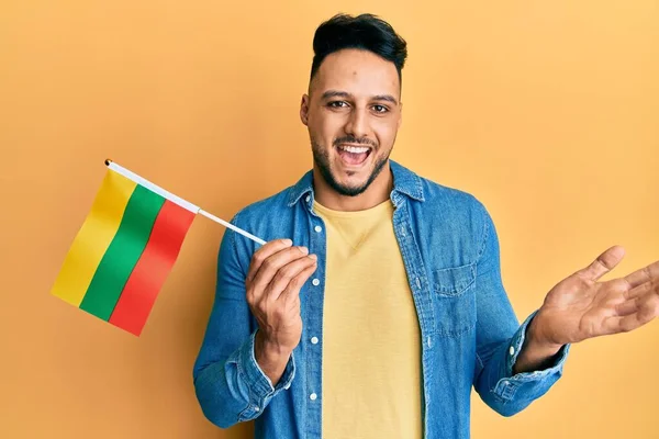 Joven Árabe Sosteniendo Bandera Lithuania Celebrando Logro Con Sonrisa Feliz —  Fotos de Stock