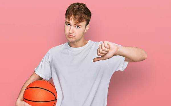 Kızgın Suratlı Basketbol Topu Tutan Genç Beyaz Bir Adam Negatif — Stok fotoğraf