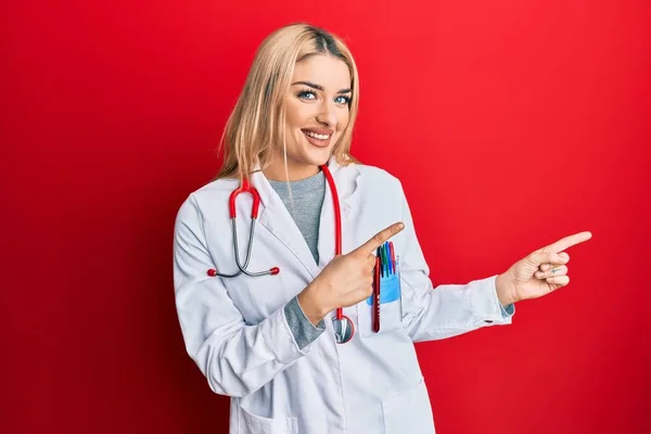 Jeune Femme Caucasienne Portant Uniforme Médecin Stéthoscope Souriant Regardant Caméra — Photo