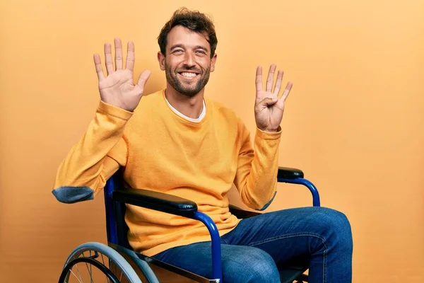 Tekerlekli Sandalyede Oturan Yakışıklı Adam Dokuz Numarayı Gösterip Işaret Ederken — Stok fotoğraf