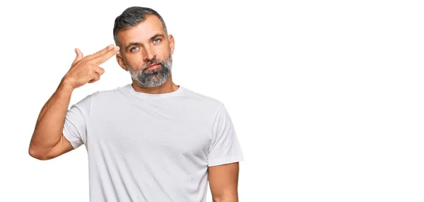 Homem Bonito Meia Idade Vestindo Casual Tshirt Branca Atirando Matando — Fotografia de Stock