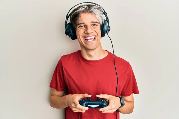 Jovem Hispânico Homem Jogando Vídeo Game Segurando Controlador Celebrando Louco — Fotografia de Stock