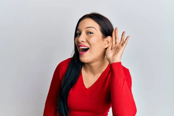 Jonge Latijnse Vrouw Casual Kleding Glimlachend Met Hand Oor Luisterend — Stockfoto